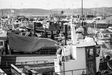 BUEU, İspanya - 1 Mayıs 2018: Spor tekneleri ve küçük balıkçı tekneleri.