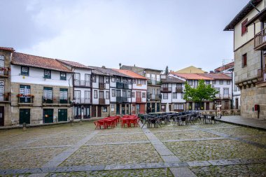 GUIMARAES, PORTUGAL - 29 Nisan 2018: Geleneksel Portekiz mimarisi ile şehrin tarihi merkezinin tipik sokaklarından biri.
