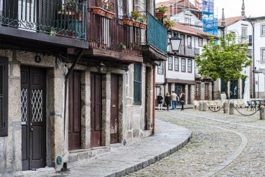GUIMARAES, PORTUGAL - 29 Nisan 2018: Köyün tipik sokaklarından biri.