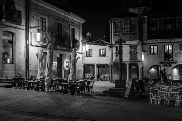 スペインのポンテベドラ エイプリル17 2019 村の歩行者専用道路の1つで 夜には数多くの典型的な食品店があります — ストック写真