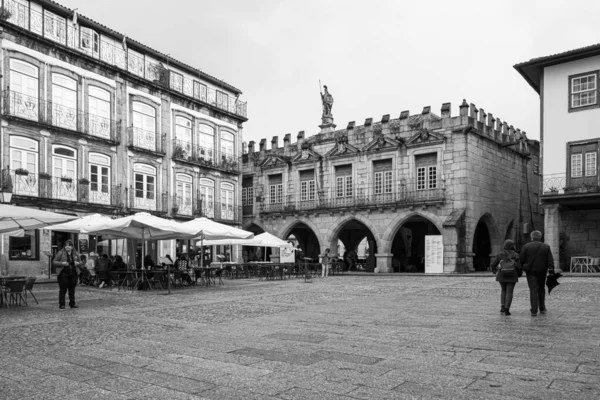 Guimaraes Portugal 2018年4月29日 城市历史中心的典型街道之一 具有传统的葡萄牙建筑 — 图库照片