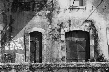 PONTEVEDRA, İSPA - 1 Mayıs 2018: Eski elektrikli trafo terk edildi ve hizmet dışı.