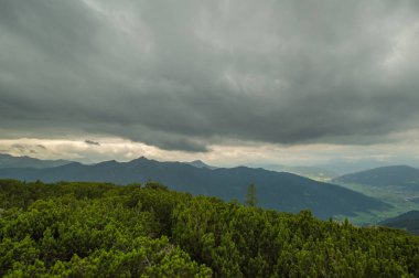 Güzel Avusturya Alplerinde. Avusturya dağ manzarası