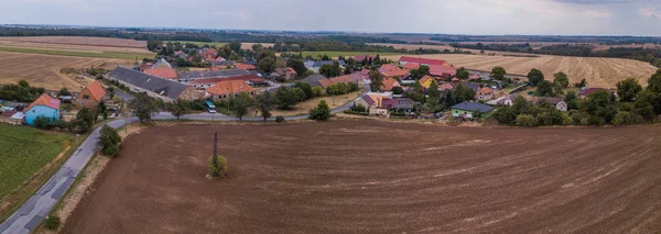 Brązowy Gleby Rolnicze Pola Pobliżu Wsi — Zdjęcie stockowe