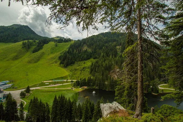 Pequeño Lago Entre Hermosas Montañas Verdes —  Fotos de Stock