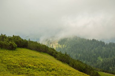 Gündüzleri güzel dağ manzarası