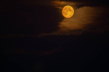 Karanlık gökyüzü arka plan üzerinde tam parlak ay