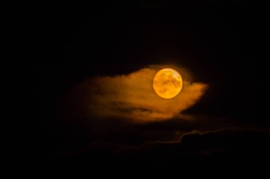 Karanlık gökyüzü arka plan üzerinde tam parlak ay