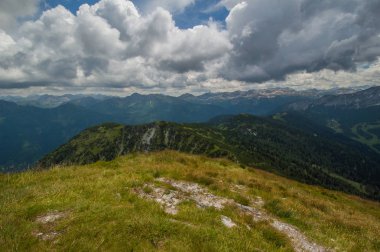 yeşil dağlık manzara mavi bulutlu gökyüzü tepe görüntülendi