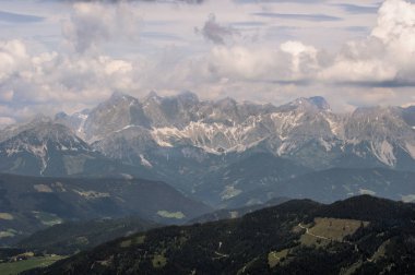 karlı taşların tepenin üzerinden bulutlu gökyüzü altında görünümü