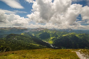 yeşil dağlık manzara mavi bulutlu gökyüzü tepe görüntülendi