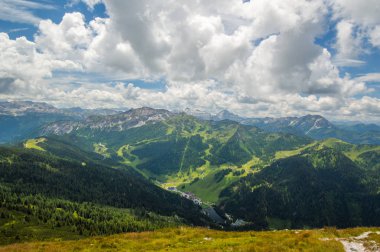 yeşil dağlık manzara mavi bulutlu gökyüzü tepe görüntülendi