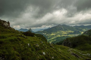 yeşil dağlık manzara mavi bulutlu gökyüzü tepe görüntülendi