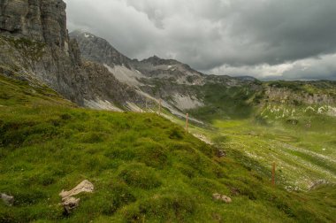 yeşil dağlık manzara mavi bulutlu gökyüzü tepe görüntülendi