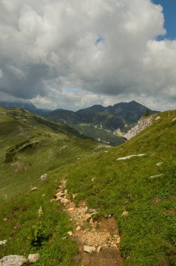 yeşil dağlık manzara mavi bulutlu gökyüzü tepe görüntülendi