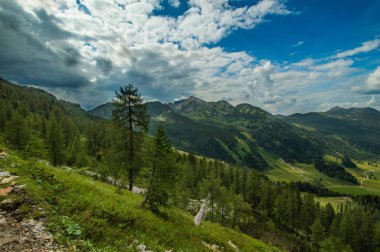 yeşil dağlık manzara mavi bulutlu gökyüzü tepe görüntülendi