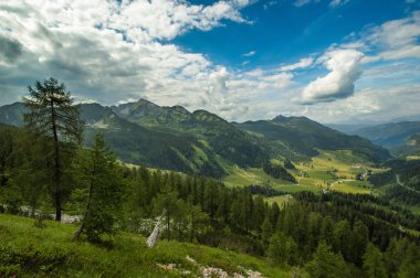 yeşil dağlık manzara mavi bulutlu gökyüzü tepe görüntülendi