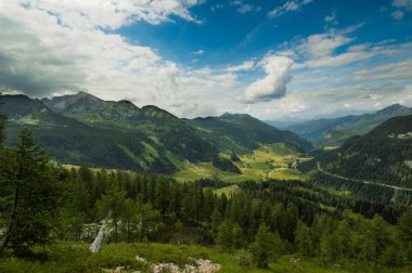 yeşil dağlık manzara mavi bulutlu gökyüzü tepe görüntülendi