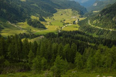 yeşil dağlık manzara mavi bulutlu gökyüzü tepe görüntülendi