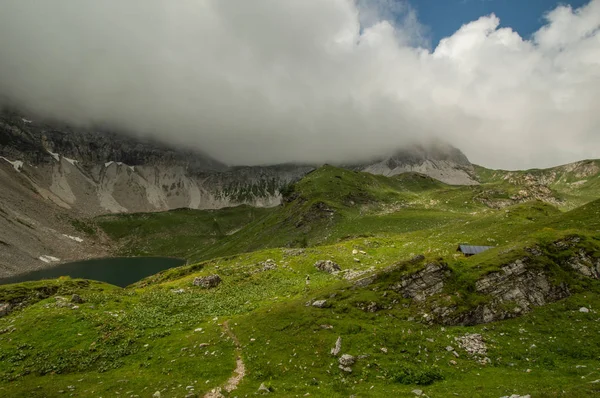 Bewölkter Himmel Über Dem Berggipfel Bedeckt Mit Üppigem Grün — Stockfoto