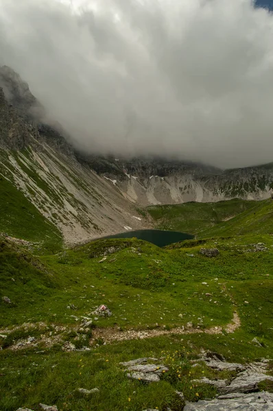 Туманное Небо Над Зелеными Лугами Скалистыми Холмами — стоковое фото