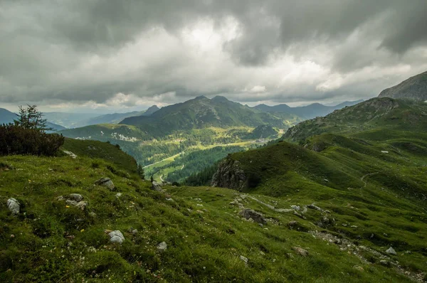 Zielony Górzysty Krajobraz Niebieskiego Nieba Deszczu Wzgórzu — Zdjęcie stockowe
