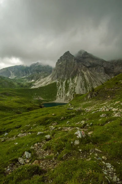 Хмарне Небо Над Зеленими Луками Скелястими Пагорбами — стокове фото