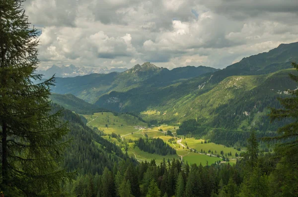 Paisagem Montanhosa Verde Com Céu Azul Nublado Visto Topo Colina — Fotografia de Stock