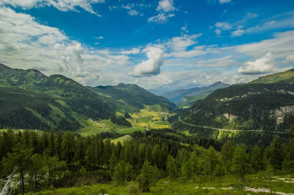 Grönt Bergigt Landskap Med Blå Molnig Himmel Sedd Från Kulle — Stockfoto