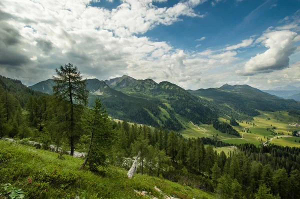 Zelená Hornatá Krajina Modrou Oblohou Při Pohledu Kopce — Stock fotografie