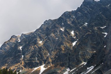 Güneş görünümünü rocky Dağları ile bulutlu gökyüzü ışıklı.