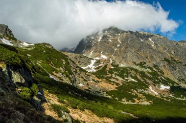 ısmarlayarak dağ ve vadi woods bulutlu gökyüzü altında