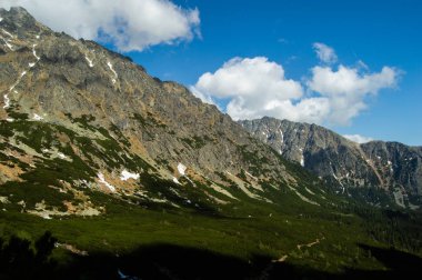 ısmarlayarak dağ ve vadi woods bulutlu gökyüzü altında