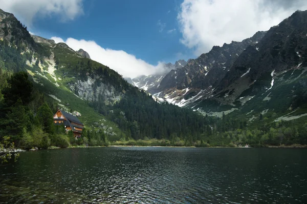 Vista Panorámica Del Lago Las Montañas Rocosas Bajo Cielo Nublado —  Fotos de Stock