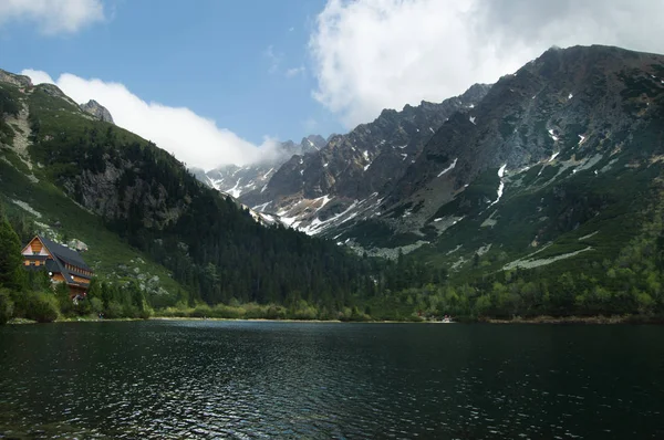 Vista Panorámica Del Lago Las Montañas Rocosas Bajo Cielo Nublado —  Fotos de Stock