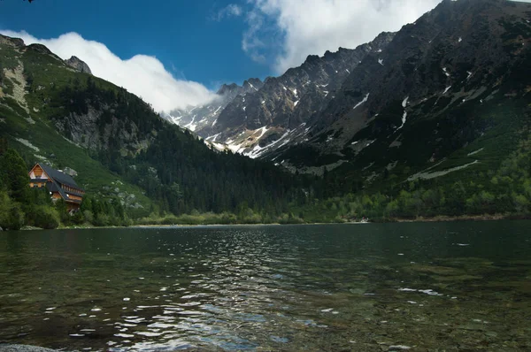 Malebné Pohled Jezero Skalistých Hor Pod Zamračenou Oblohou — Stock fotografie