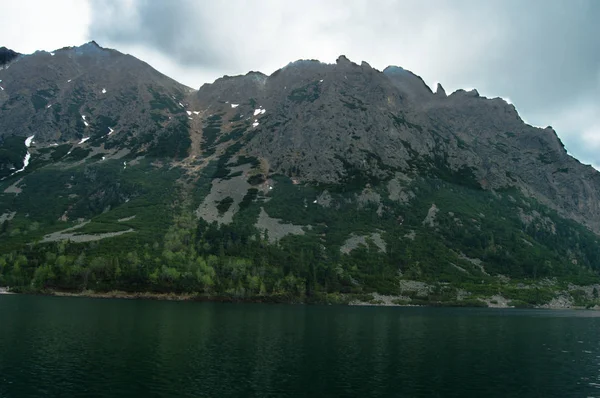 Vista Panorámica Las Montañas Sobre Agua Del Lago —  Fotos de Stock