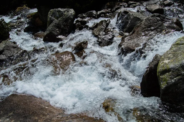 Προβολή Του Νερού Που Ρέει Στο Βραχώδες Και Ορεινό Ποτάμι — Φωτογραφία Αρχείου