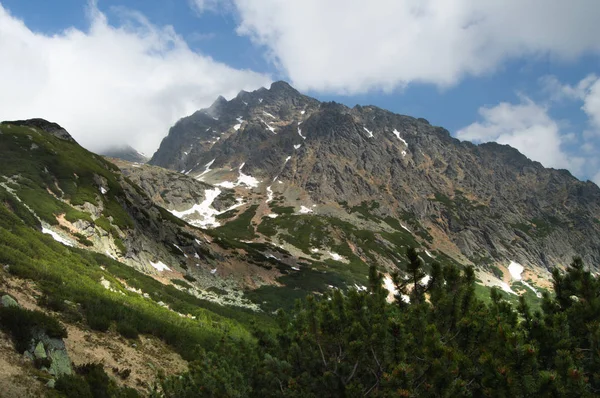 Besneeuwde Bergachtige Landschap Onder Bewolkte Hemel — Stockfoto