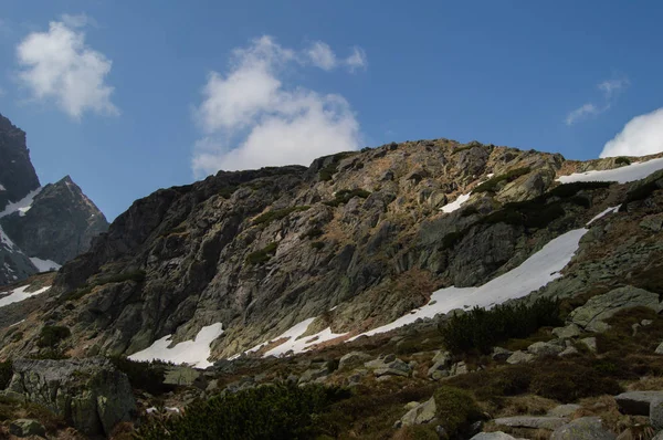 Nevado Paisagem Montanhosa Sob Céu Nublado — Fotografia de Stock