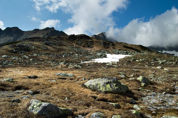 Snowcapped Górzysty Krajobraz Pod Błękitne Niebo Chmury — Zdjęcie stockowe