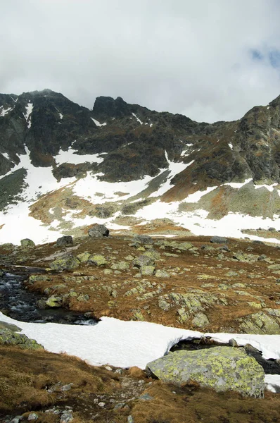 Paisaje Escénico Con Rocas Cubiertas Nieve Cielo Nublado —  Fotos de Stock