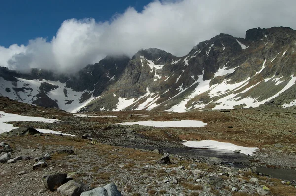 Snowcapped Górzysty Krajobraz Pod Błękitne Niebo Chmury — Zdjęcie stockowe