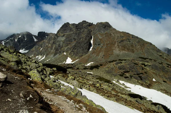 Nevado Paisagem Montanhosa Sob Céu Azul Nublado — Fotografia de Stock