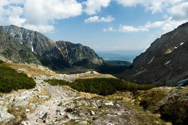 Nevado Paisagem Montanhosa Sob Céu Nublado — Fotografia de Stock