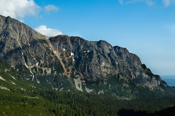 ısmarlayarak dağ ve vadi woods bulutlu gökyüzü altında