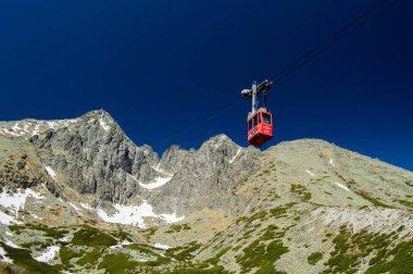kayalık yatay, teleferik ve mavi gökyüzü güneş ışıklı