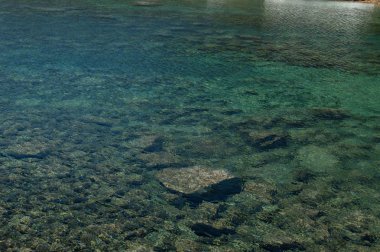 kayalık dağlık nehirde akan su görünümünü
