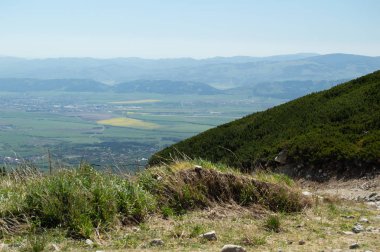 güneş ışıklı Vadisi dağ tepe gördüm