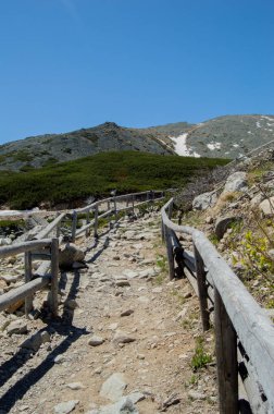 dağlık manzara içinde güneş ışıklı yolu görünümünü